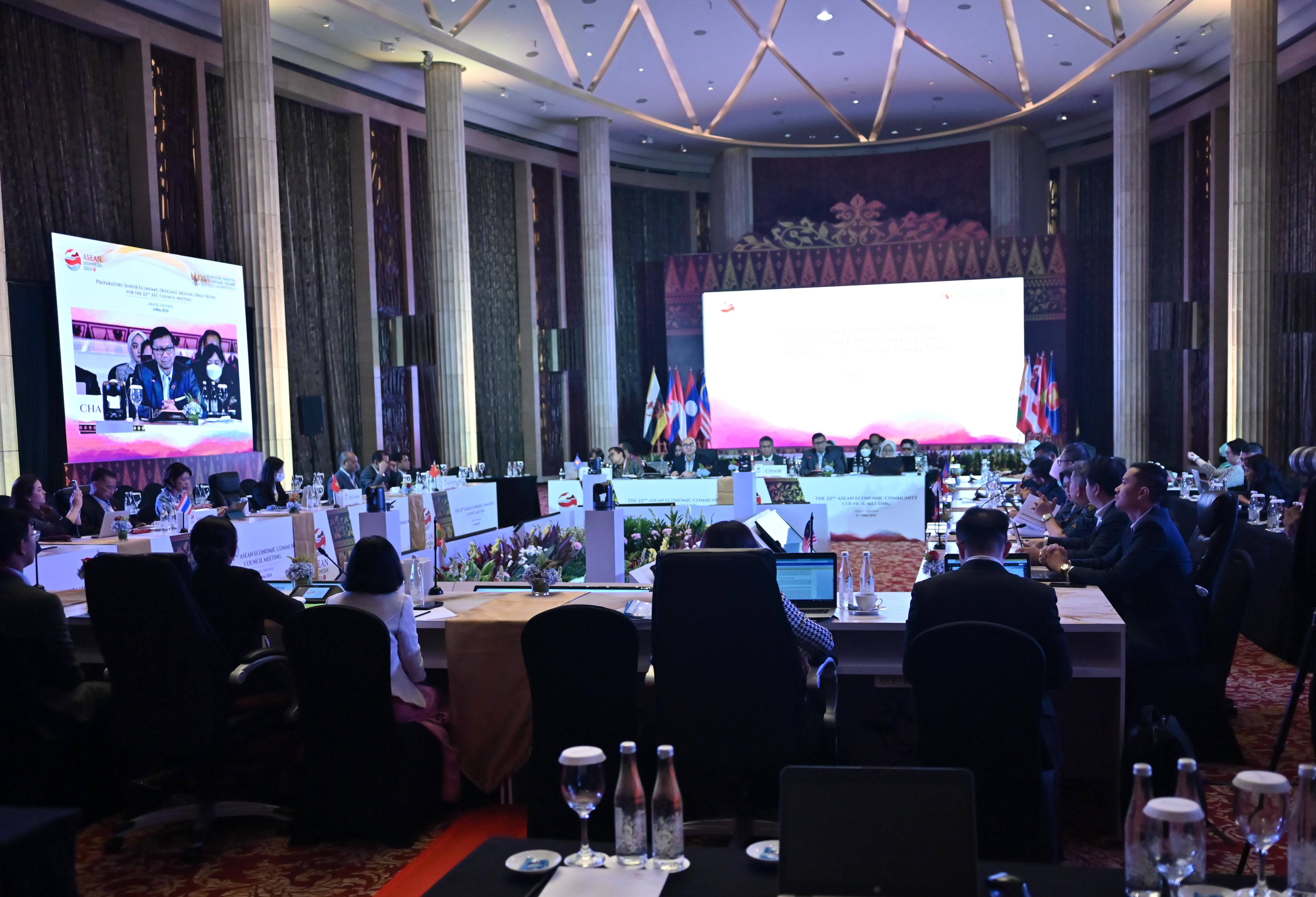 Beberapa hal yang menjadi pembahasan utama dalam pertemuan tersebut antara lain Prioritas Capaian Ekonomi ASEAN khususnya di masa Keketuaan Indonesia, kesiapan partisipasi Timor-Leste di ASEAN, Implementasi Cetak Biru Masyarakat Ekonomi ASEAN (MEA) dan perkembangan penyusunan Visi Masyarakat ASEAN Pasca-2025.