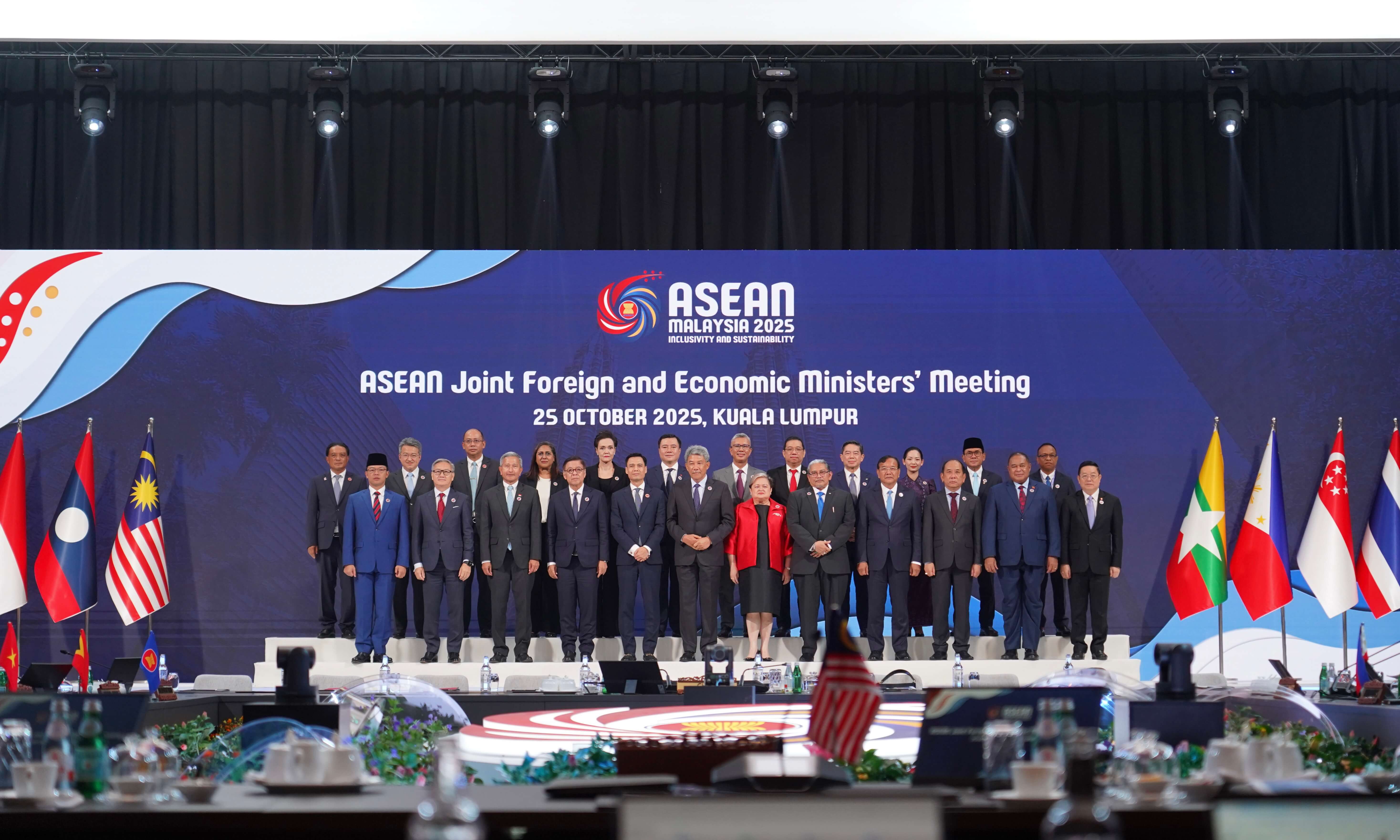 Mendag RI dalam Pertemuan Menteri Luar Negeri dan Ekonomi ASEAN