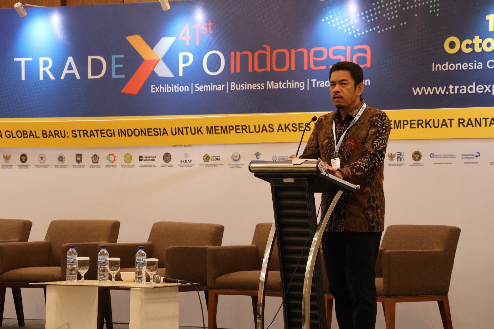 Seminar Internasional dengan tema Menavigasi Tatanan Perdagangan Global Baru: Strategi Indonesia untuk Memperluas Akses Pasar dan Memperkuat Rantai Pasok Global