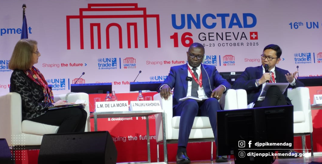Pada pertemuan UNCTAD16 hari ke-3, Dirjen PPI menjadi salah satu panelis pada Global Commodities Forum bertema “Harnessing Critical Energy Transition Minerals for Diversification and Global Supply Chain Resilience.” Dalam sesi ini, Indonesia mendorong sistem perdagangan internasional yang memberikan ruang kebijakan bagi semua negara untuk meningkatkan kesejahteraan melalui hilirisasi dan industrialisasi berkelanjutan, serta memperkuat kolaborasi dengan seluruh mitra untuk membangun rantai pasok yang lebih tangguh, inklusif, dan berorientasi pada pembangunan berkelanjutan.