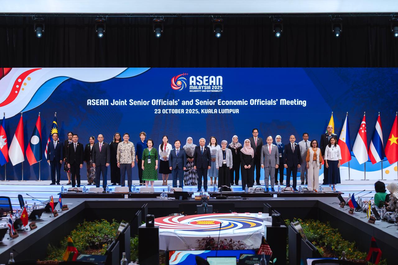 Pertemuan membahas berbagai isu strategis dalam kerja sama ASEAN, seperti analisis lanskap geopolitik dan geoekonomi saat ini dan rekomendasi dari ASEAN Geoeconomic Task Force (AGTF), serta persiapan Pertemuan the ASEAN Joint Foreign and Economic Ministers’ Meeting.
