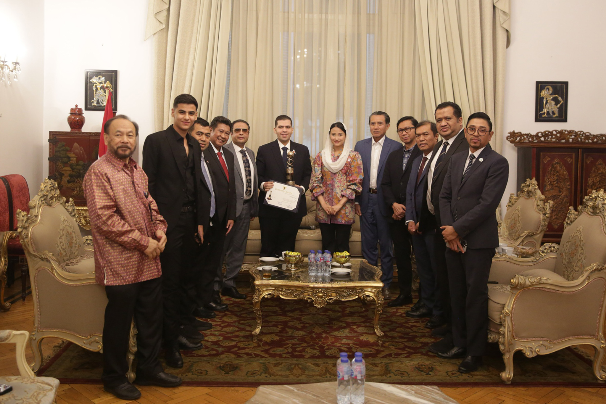 Wamendag RI Menyerahkan Langsung Primaduta Award kepada Importir di Mesir